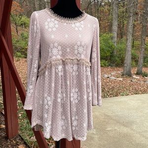 EUC POL nude pink with floral lace overlay. Statement sleeve, tie up back. Small